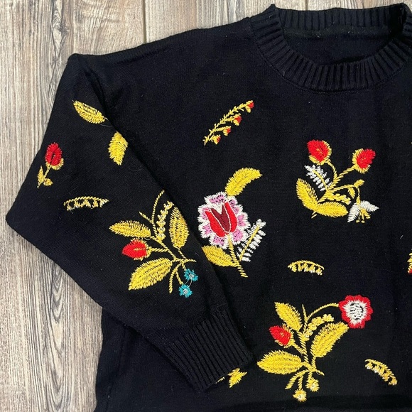 Women’s Floral Embroidered Black Crop Sweater (no tag) approx. size S-M - Picture 2 of 7